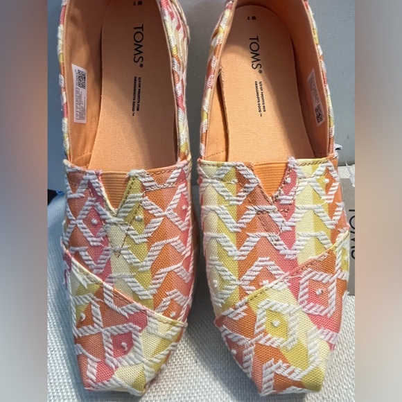NWT Toms Women’s Alpargata Size 7 in Orange- Yellow Print - Picture 4 of 8
